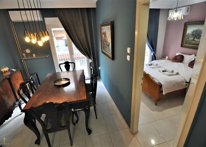 Zennova #4 Vintage City Center Apt