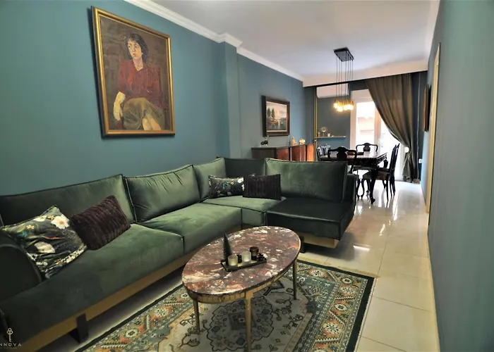 Zennova #4 Vintage City Center Apt